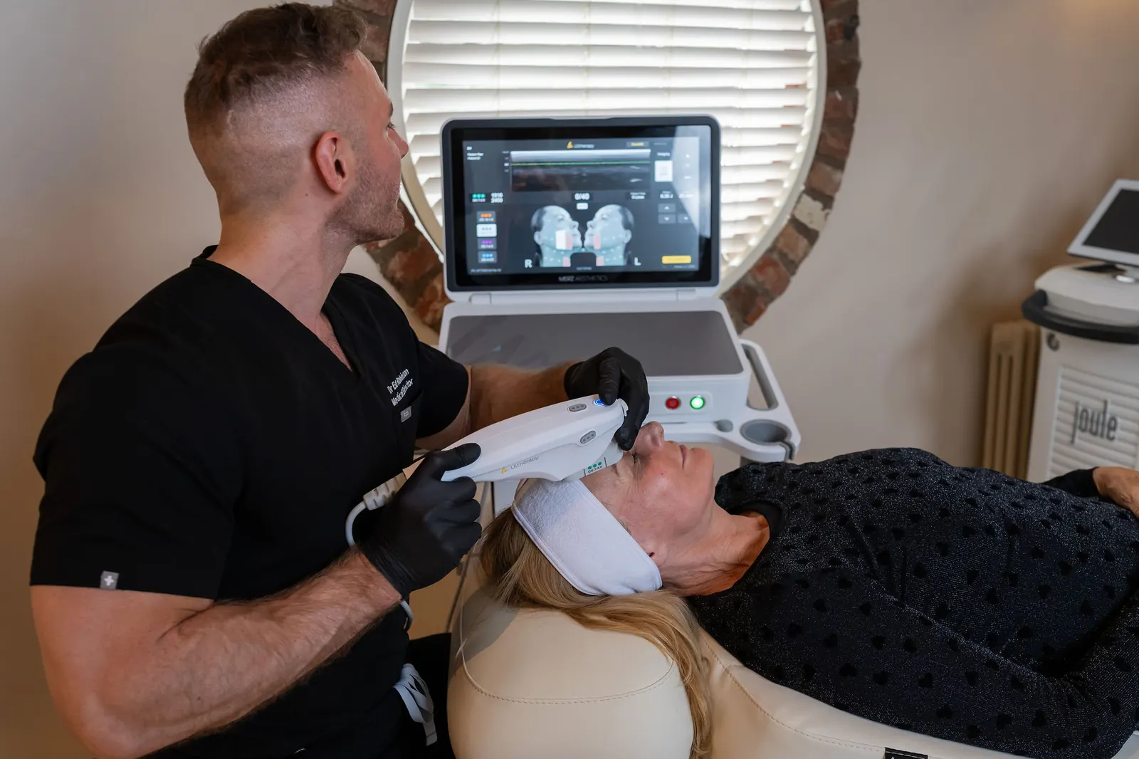 Dr Ed Robinson treating a patient at Dr Ed Robinson Clinics in Hale